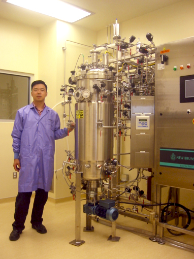 Dr. Woo in the GMP facility at Scott & White Cancer Research Center.